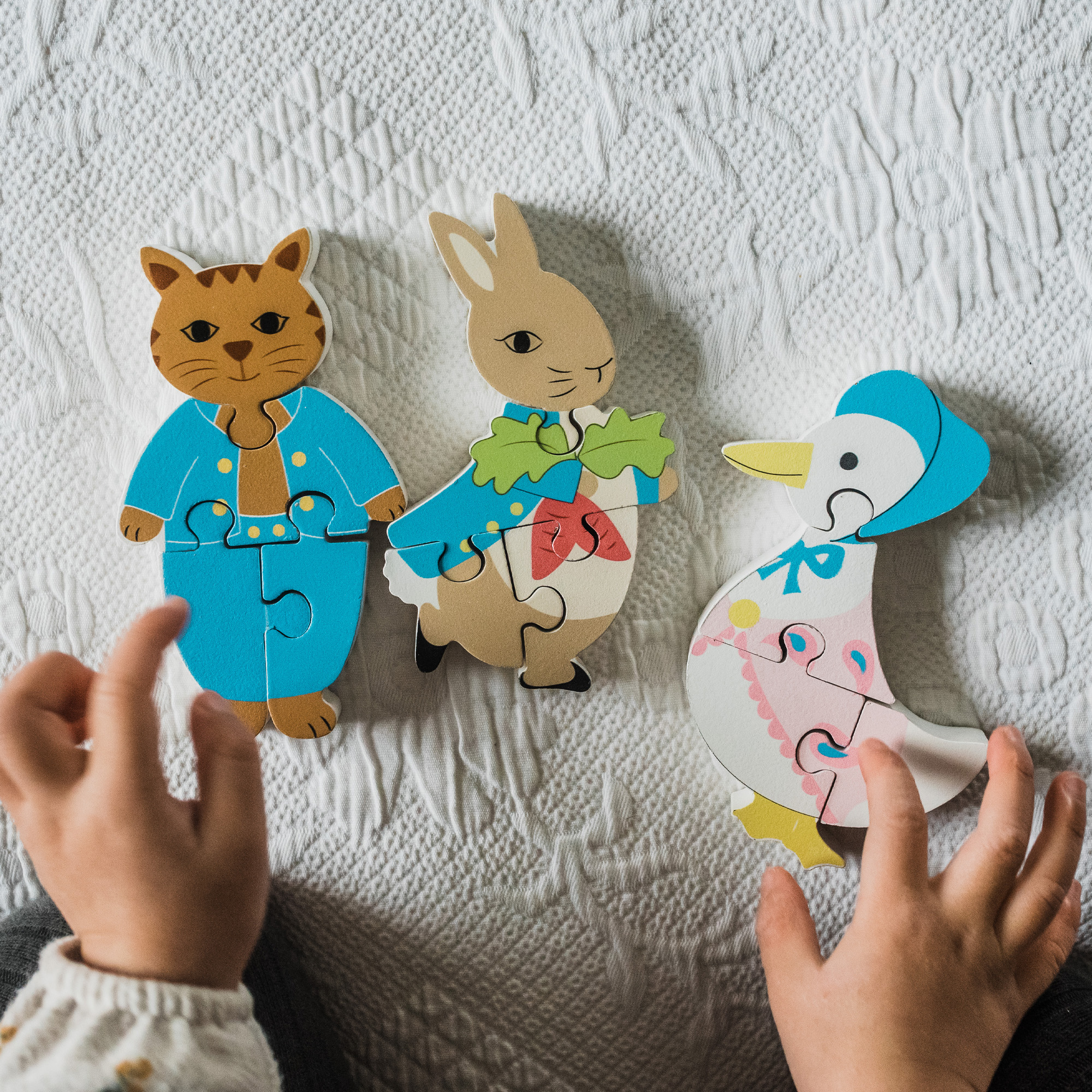 WOODEN PUZZLE – PETER RABBIT TRIO_3_LIFESTYLE